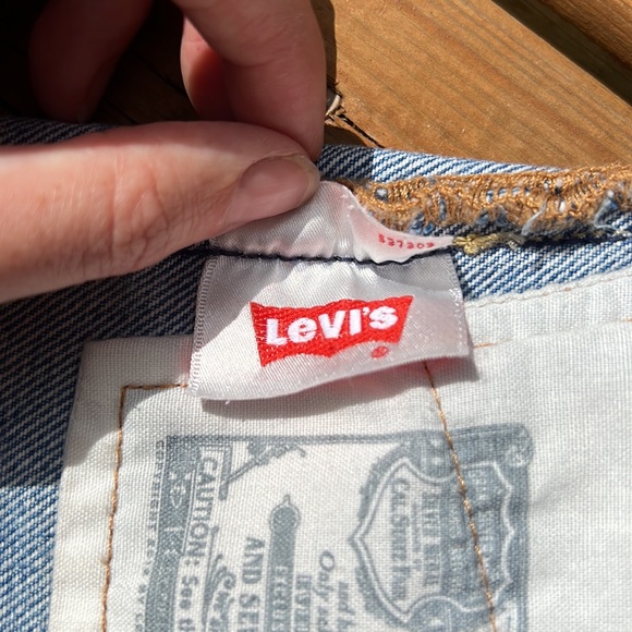 Authentic Levi’s 501 Jean Shorts with Floral Embroidery - Size 26 - Picture 9 of 11